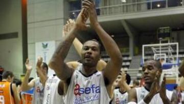 <b>CARA Y CRUZ. </b>Antoine Wright aplaude.