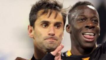 El delantero brasileño del Valencia Jonas Gonçalves Oliveira (i) celebra con su compañero, el defensa francés Ali Cissokho, el gol marcado ante el Zaragoza, durante el partido de la vigésimo quinta jornada de Liga de Primera División disputado esta tarde en el estadio de La Romareda.