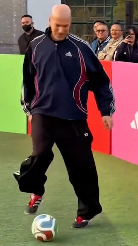 ¡Impresionante Zidane a sus 53 años! El vídeo regateando a todo el que se acerca que se ha hecho viral