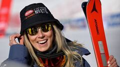 Mikaela Shiffrin celebra su récord con un gorro alusivo a sus 87 victorias en la Copa del Mundo.