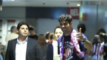 El delantero del Atlético de Madrid Diego Costa saluda a la afición a su llegada esta noche al aeropuerto de Barajas.