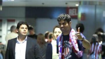 El delantero del Atl&eacute;tico de Madrid Diego Costa saluda a la afici&oacute;n a su llegada esta noche al aeropuerto de Barajas.