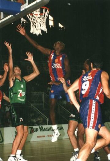 Estadounidense con nacionalidad española jugó en la liga ACB desde finales de los 90. Middleton finalizará su carrera tras la conclusión de la temporada 2007-08, con una marca de 2701 rebotes