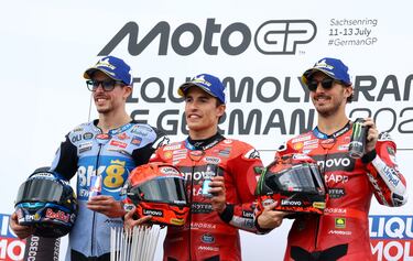 Marc Márquez encabeza el podio tras su victoria en la carrera del GP de Alemania. Junto a él, su hermano Álex que fue segundo y Pecco Bagnia qu4e terminó entercera posición.