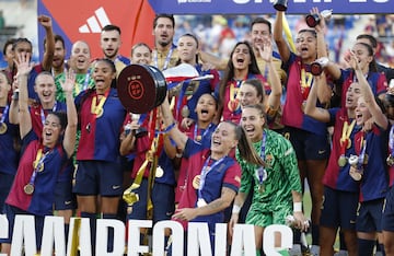 Las jugadoras del Barcelona celebran el triunfo y su undécima Copa de la Reina.