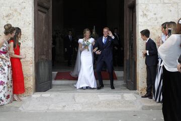 La pareja ya casada saliendo de la iglesia. 