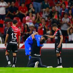 De rodillas, hincha de Atlas le pide a Camilo Vargas que se quede