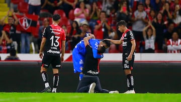 Un hincha abraza al arquero Camilo Vargas del Atlas, tras el final de un partido contra Necaxa por la jornada 17 del torneo Apertura 2023 de la Liga MX, en el Estadio Jalisco en Guadalajara.