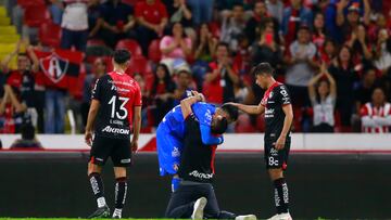 AME5947. GUADALAJARA (MÉXICO), 10/11/2023.- Un hincha abraza hoy al arquero Camilo Vargas del Atlas, tras el final de un partido contra Necaxa por la jornada 17 del torneo Apertura 2023 de la Liga MX, en el Estadio Jalisco en Guadalajara (México). EFE/ Francisco Guasco