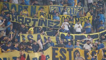 AME225. CURITIBA (BRASIL), 24/07/2019.- Hinchas de Boca Juniors animan a su equipo este miércoles, durante un partido de la Copa Libertadores 2019, entre el Athlético Paranaense brasileño y el Boca Juniors argentino, en el estadio Arena da Baixada, Curitiba (Brasil). EFE/ Hedeson Alves