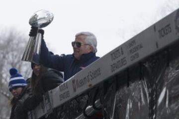 Espectacular recibimiento en las calles de Boston. Robert Kraft, el propietario.