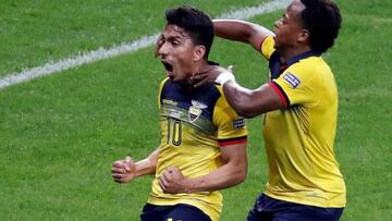 El exportero del Club América colaboró en el cobro de tiro libre de Ángel Mena, el portero del Porto solo vio como el balón terminó en el fondo de su portería.