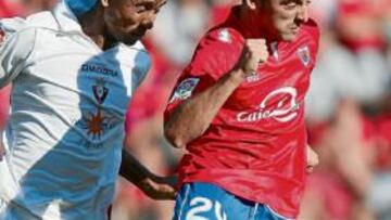 <b>IGUALADO. </b>Roversio salta con Brit en busca de un balón aéreo.