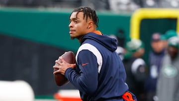 EAST RUTHERFORD, NJ - NOVEMBER 27: Chicago Bears quarterback Justin Fields (1) warms up prior to the National Football League game between the New York Jets and the Chicago Bears on November 27, 2022 at MetLife Stadium in East Rutherford, New Jersey. (Photo by Rich Graessle/Icon Sportswire via Getty Images)