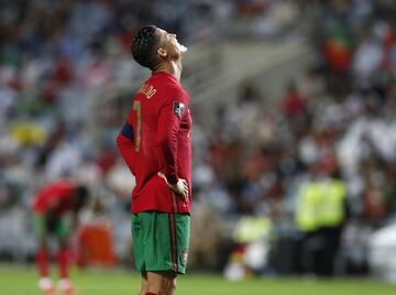 El encuentro entre portugueses e irlandeses fue ríspido, con mucho roce. Irlanda comenzó ganando y al minuto 88’ todavía mantenían la ventaja. Incluso CR7 falló un penalti en los minutos iniciales.