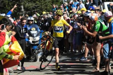 El líder del Tour de Francia sale corriendo tras sus rivales