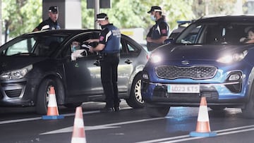 Agentes de la Polic&iacute;a Municipal de Madrid realizan controles de movilidad en el distrito de Puente de Vallecas