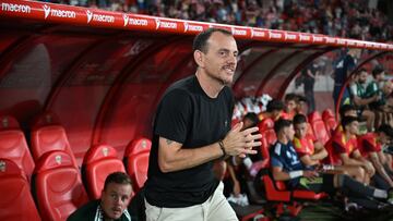 Alberto González, entrenador del Albacete, durante el partido de LaLiga Hypermotion contra el Almería.