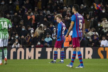 Decepci¨®n de los jugadores del Barcelona tras encajar el gol.