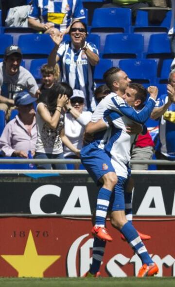 Alegría de los jugadores del RCD Espanyol Stuani y Sergio García (i-d), durante el partido frente a la UD Almería, correspondiente a la 35ª jornada de Liga BBVA, disputado esta mañana en Cornellá-El Prat. 