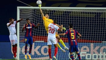 Sevilla&#039;s Moroccan goalkeeper Yassine Bounou (C) jumps for the ball during the Spanish League football match between FC Barcelona and Sevilla FC at the Camp Nou stadium in Barcelona on October 4, 2020. (Photo by LLUIS GENE / AFP)