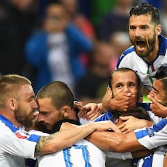 La bella Italia y Giaccherini pinchan el globo de Bélgica