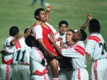 En Perú, el récord de partidos ante Chile lo tiene Roberto 'Chorrillano' Palacios, con 15 encuentros. Le anotó una vez a La Roja. Fue en el triunfo de los incaicos por 2-1 en el proceso clasificatorio rumbo a Francia 98'.