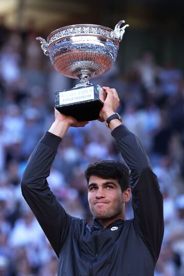 El tenista murciano levanta el trofeo de Roland Garros. 