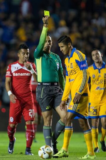 Hugo Ayala, en la central junto con Juninho.