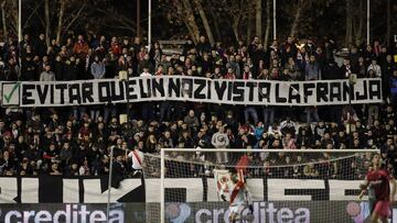 Pancarta en Vallecas contra Zozulia, delantero del Albacete.