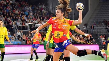 Carmen Martín realiza un lanzamiento durante un partido de las Guerreras, la selección española de balonmano femenino.