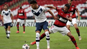 RIO01. R&Iacute;O DE JANEIRO (BRASIL), 27/05/2021.- Mauricio Isla (d), defensor del Flamengo, disputa el bal&oacute; con Lucas Ezequiel Janson, delantero del V&eacute;lez Sarsfield, durante un partido por el Grupo G de la Copa Libertadores hoy, en el esta