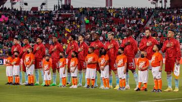 Jugadores de la Selección Colombia en el himno antes del amistoso ante México en Santa Clara.