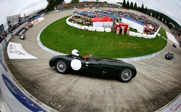 Bruno Huerlimann conduce su  Jaguar a través de una curva empinada durante una exhibición