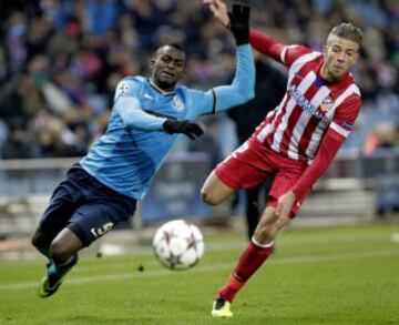 El delantero colombiano del Oporto Jackson Martínez (i) disputa un balón con el defensa belga del Atlético de Madrid Toby Alderweireld (d), durante el partido de la sexta jornada de la Liga de Campeones que se disputa esta noche en el estadio Vicente Calderón de Madrid.