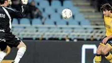 <b>OPORTUNIDAD DE ORO.</b> Paunovic, tuvo el empate en sus botas, con un balón bombeado ante Alberto que salió fuera y que provocó la desesperación de sus compañeros.