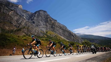 Sky tira del pelotón durante una de las etapas de los Alpes en el Tour de Francia 2015.