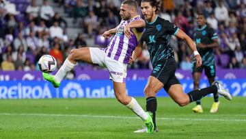 VALLADOLID, SPAIN - SEPTEMBER 05: Shon Weissman of Real Valladolid scores their sides first goal during the LaLiga Santander match between Real Valladolid CF and UD Almeria at Estadio Municipal Jose Zorrilla on September 05, 2022 in Valladolid, Spain. (Photo by Angel Martinez/Getty Images)