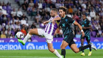 VALLADOLID, SPAIN - SEPTEMBER 05: Shon Weissman of Real Valladolid scores their sides first goal during the LaLiga Santander match between Real Valladolid CF and UD Almeria at Estadio Municipal Jose Zorrilla on September 05, 2022 in Valladolid, Spain. (Photo by Angel Martinez/Getty Images)