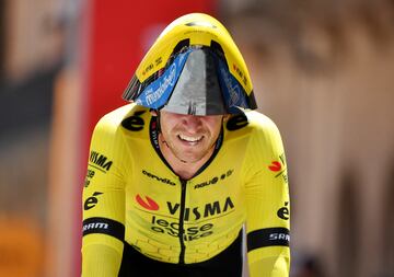 Edoardo Affini corredor italiano del equipo Visma Lease a Bike, completa la contrarreloj de la séptima etapa del Giro de Italia, disptada ayer entre Foligno y Perugia, al límite del esfuerzo. El famoso y polémico casco del equipo neerlandés, cuya legalidad será revisada por la UCI, sigue dando mucho de qué hablar.