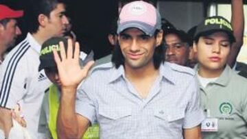 <b>ACLAMADO. </b>Falcao saluda a sus compatriotas en su llegada al aeropuerto de Barranquilla.