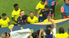 A Neymar le tiraron un paquete de palomitas en la cabeza y así reaccionó