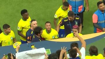 A Neymar le tiraron un paquete de palomitas en la cabeza y así reaccionó