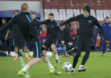 Último entrenamiento del Barcelona antes del partido de Champions League de octavos de final frente al Arsenal 