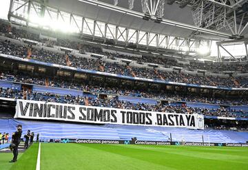 Pancarta desplegada en el fondo sur del Estadio Santiago Bernabéu en apoyo a Vinicius Junior. Vinicius somos todos, basta ya (de racismo).