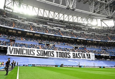 Pancarta desplegada en el fondo sur del Estadio Santiago Bernabéu en apoyo a Vinicius Junior. Vinicius somos todos, basta ya (de racismo).