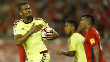 CH01. SANTIAGO (CHILE), 28/03/2017.- El jugador de la selecci&oacute;n de f&uacute;tbol de Venezuela Salom&oacute;n Rond&oacute;n (i) celebra su gol ante Chile hoy, martes 28 de marzo de 2017, durante el juego por las eliminatorias al mundial Rusia 2018 en el estadio Monumental de Santiago de Chile (Chile). EFE/Mario Ruiz