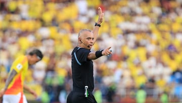 AMDEP6906. BARRANQUILLA (COLOMBIA), 06/06/2025.- El arbitro Wilton Sampaio reacciona este viernes, en un partido por las eliminatorias sudamericanas para el Mundial 2026 entre las selecciones de Colombia y Perú en el estadio Metropolitano en Barranquilla (Colombia). EFE/ Ricardo Maldonado Rozo