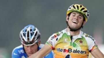 <B>PRIMER TRIUNFO ESPAÑOL.</b>. El ciclista español
Alejandro Valverde (Illes Balears), que se impuso en la etapa de del Tour de Francia, manifestó que le había cogido la rueda a Lance Armstrong (Discovery Chanel), poco antes de la llegada, y desde ahí "hasta morir".