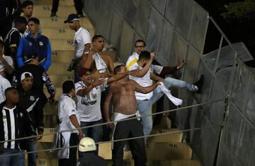 El partido entre Santos e Independiente fue suspendido a pocos minutos de final por incidentes en las tribunas del Pacaembú cuando el juego iba 0-0. Este resultado le da la clasificación a Independiente a los cuartos de final de la Copa Libertadores luego de la decisión de la Conmebol de otorgarle el triunfo 3-0 en la ida por la mala inclusión del uruguayo Carlos Sánchez.